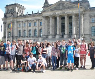 Klassenfahrten – Schüler*innen in Berlin am Reichstag